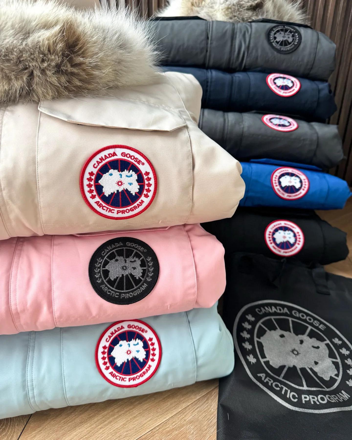 P780 🆕 Top original version, supports chip sensor with handbag 𝗖𝗮𝗻𝗮𝗱𝗮 𝗚𝗼𝘀𝗲 / 🇨🇦 Canada Goose 08 Down Jacket ⚠️ Partners who have been cooperating with us in the past few years know that no matter what is produced outside, our pure genuine trading company ships ❗️ After the test of time, we have received rave reviews. You can compare the market products with us. If you are not satisfied, you can return it at will. You are also welcome to come to ZG to see it and then come to my home to buy‼  1⃣️ The filling is 80% white duck down, with a weight of 500g. Regarding the down content, you can feel it with your hands. Good down has no embarrassment and can be called a walking duvet! 2⃣️ The fabric is made of Feather-Light 10D waterproof coating fabric, which is made of 84.5 polyester fiber and 15.5 cotton. The surface is treated with a special Teflon protective coating produced by DuPont to prevent wind and splash water, and makes the clothing anti-pollution and long-lasting new features! 3⃣️ One-piece seamless cuffs, 13cm official length, all seals are stamped, and all the inner liner is hemmed. The overcoat means sewing all the inner liner once. On the one hand, it is to prevent the velvet from running off, and on the other hand, it can keep the stiffness of the clothes! 4⃣️ Original Yoshida Kogyo Kabushikigaisha zipper, top-grade zinc alloy electroplated zipper with the highest specifications, using precise Japanese craftsmanship, raw materials and management methods. Each zipper can withstand 100,000+ openings and closings 5⃣️ The detachable fur collar is made of top-grade imported wolf fur, which is not comparable to the loose and soft raccoon fur and fake fur on the market. It is a natural Siberian coyote fur collar. The delicate and strong feel is the sense of life that comes from the erosion of wind and frost in nature. 6⃣️ Main logo double-thread 9-needle locking stranded embroidery, electronic digital automatic embroidery, maple leaves with sharp edges. Size: XS-XXL Color: black, off-white, graphite gray, sapphire blue Dark Blue Pink Azure Graphite Gray Black Label Shoulder Width Chest Sleeve Length Clothes Length Recommended Weight kg 67 87 80-90 2XL 58 136 69 89 90-105